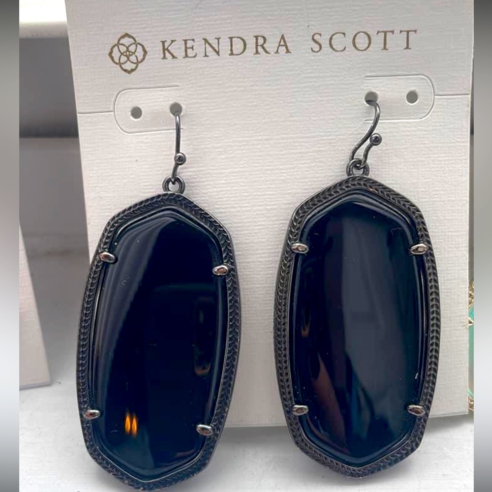 Kendra Scott Black Danielle set in gunmetal.
